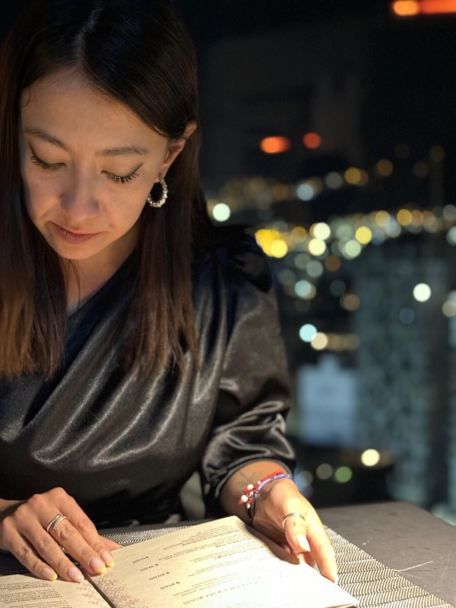 Horizon Ecuador | Viajes personalizados y experiencias únicas - Paola Vaca en una cena en uno de los aliados de Horizon