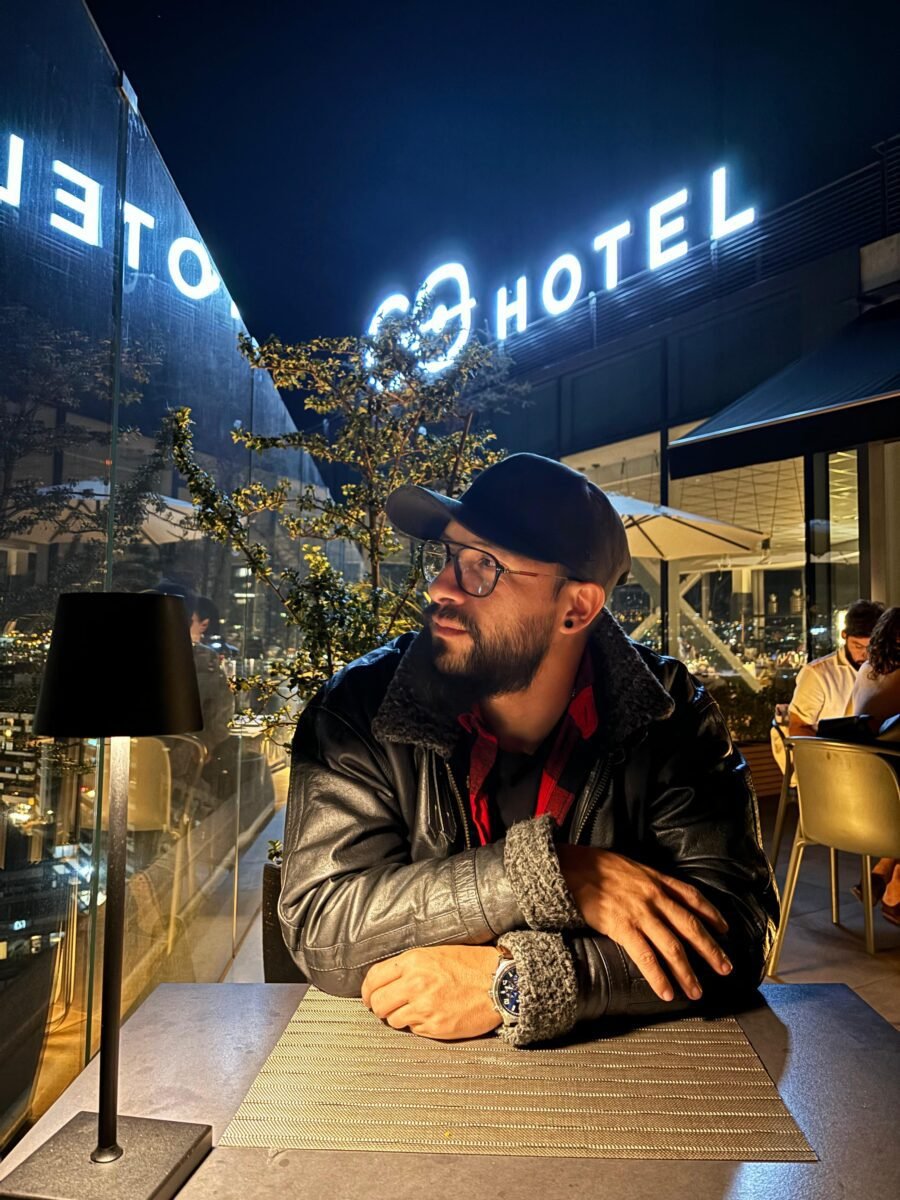 Horizon Ecuador | Viajes personalizados y experiencias únicas - Esteban Grijalva CEO de Horizon en una cena en el Go hotel uno de los aliados de Horizon