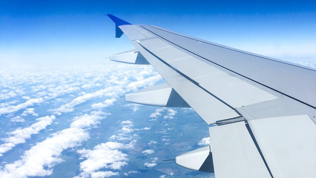 Horizon Ecuador | Viajes personalizados y experiencias únicas - el ala de un avión viendo las nubes