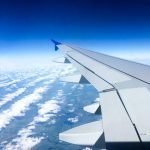 Horizon Ecuador | Viajes personalizados y experiencias únicas - el ala de un avión viendo las nubes