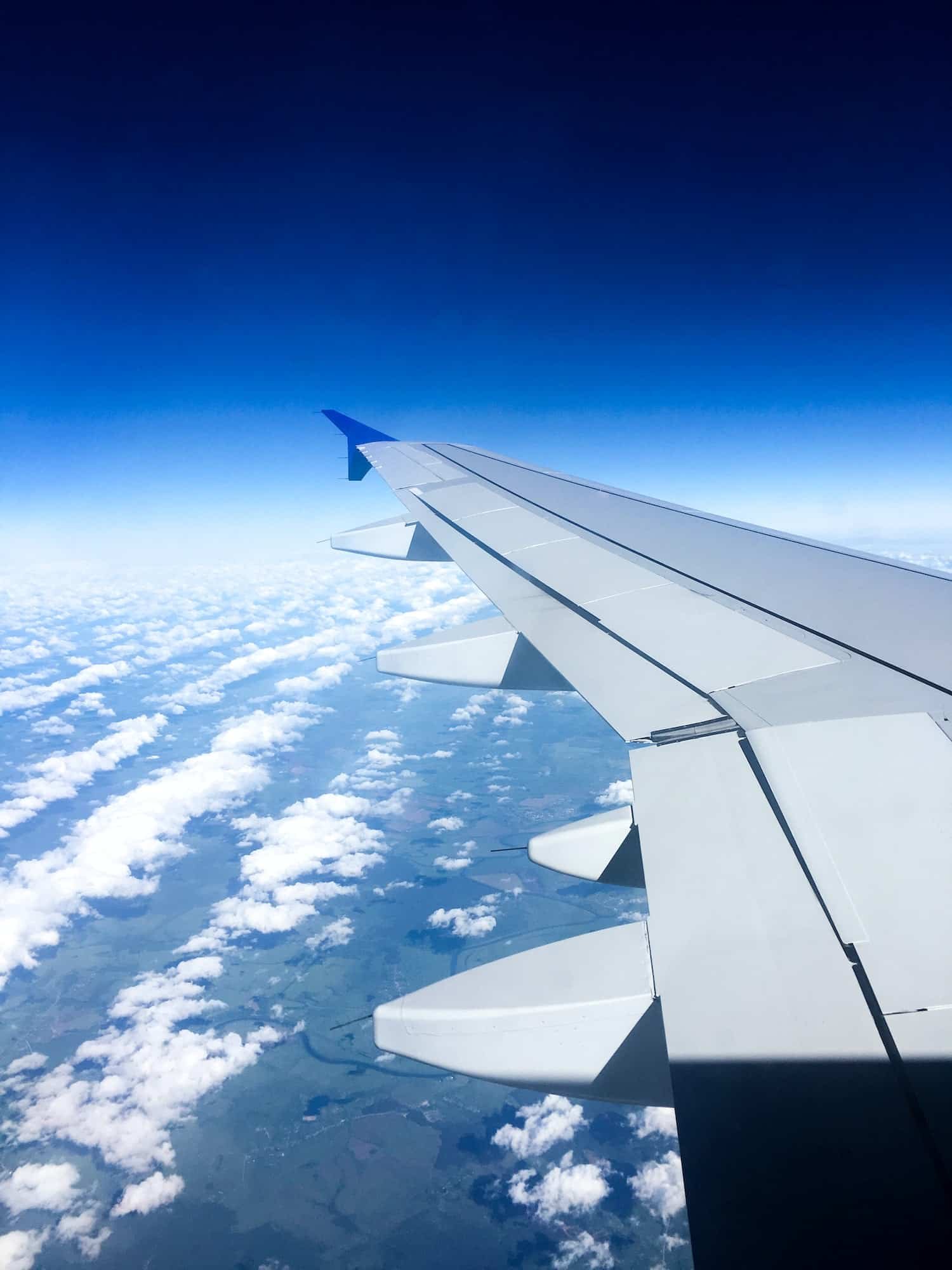 Horizon Ecuador | Viajes personalizados y experiencias únicas - el ala de un avión viendo las nubes