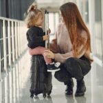 Mujer viajando con su hija pequeña Horizon Travel