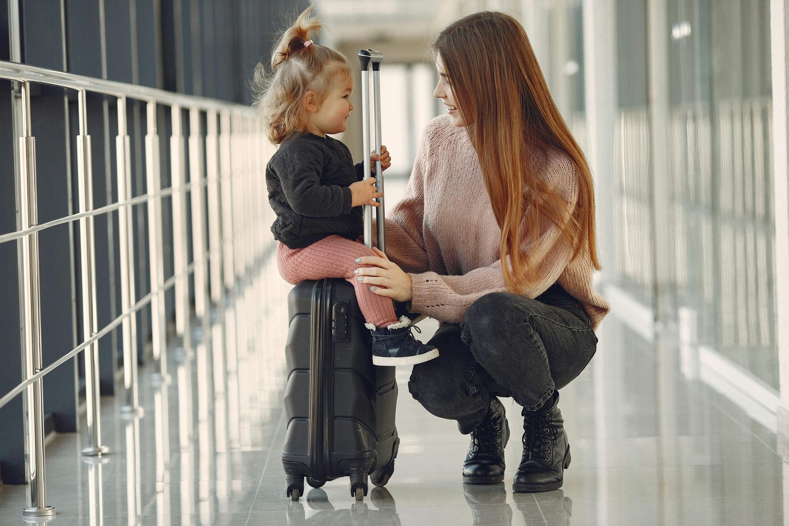 Mujer viajando con su hija pequeña Horizon Travel